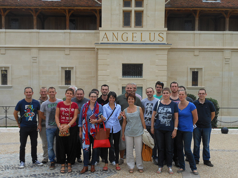 L'équipe Cave du Val d'Or chez Château Angelus dans le vignoble de Bordeaux