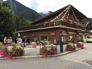 Extérieur magasin Cave du Val d'Or à Chamonix